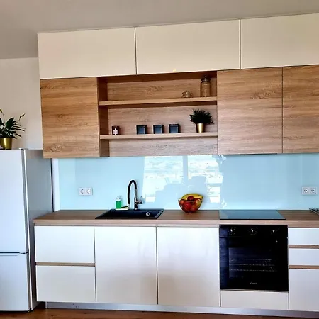 Leona Apartment *