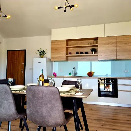 Leona Apartment *