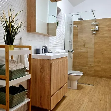 Leona Apartment