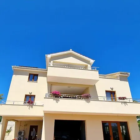 Leona Appartement *
