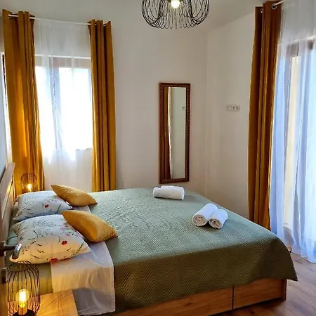 Leona Apartment *